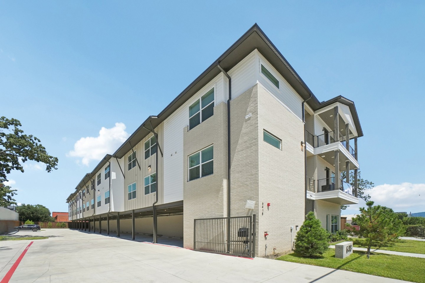 6418 maple featured